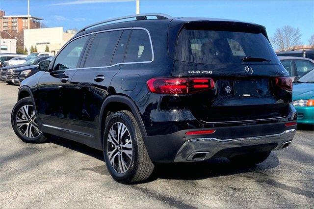 Used 2025 Mercedes-Benz GLB 250 4MATIC image 10