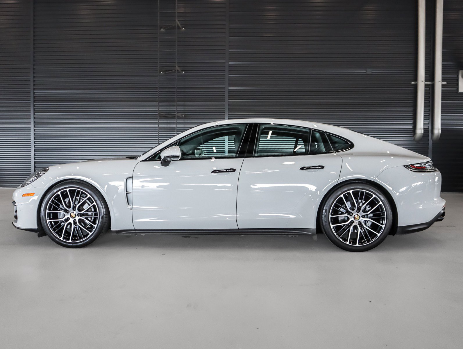 Certified 2023 Porsche Panamera Platinum Edition image 2