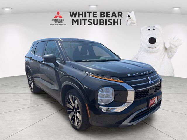 Used 2025 Mitsubishi Outlander SE image 1