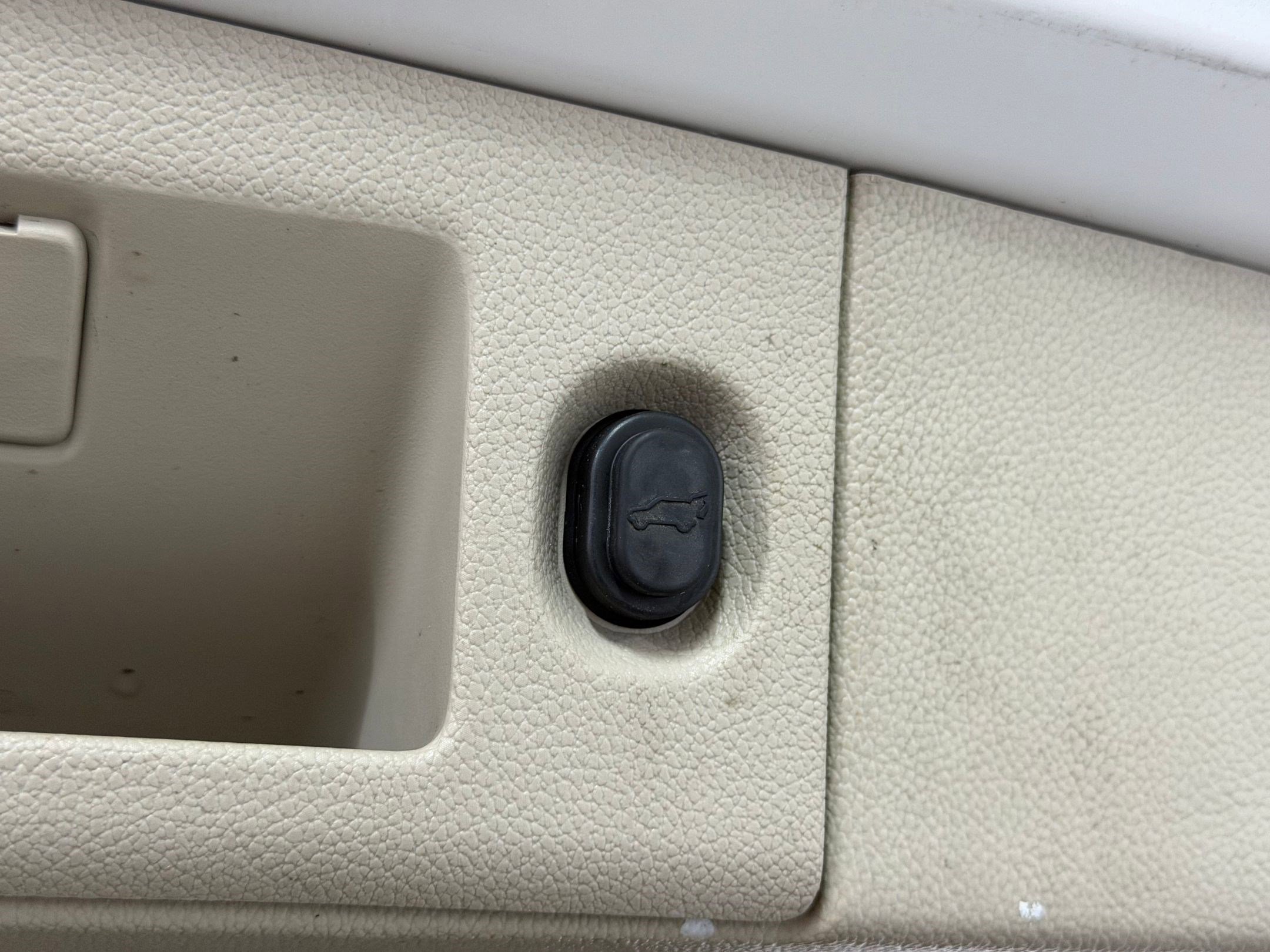 Used 2017 Cadillac Escalade Premium Luxury RWD image 44