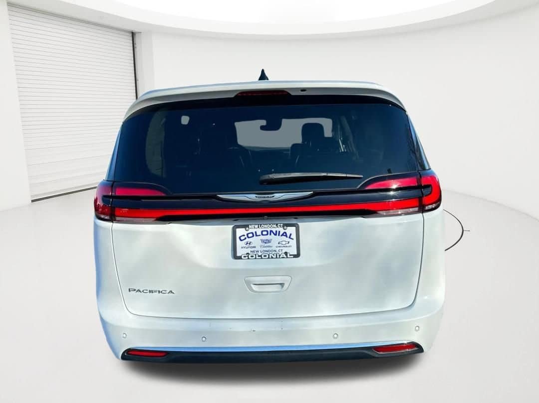 Used 2023 Chrysler Pacifica Touring-L FWD image 6