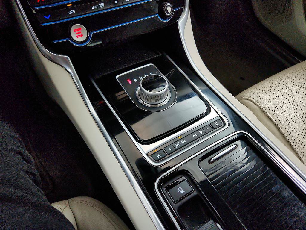 Used 2016 Jaguar XF Prestige RWD image 18