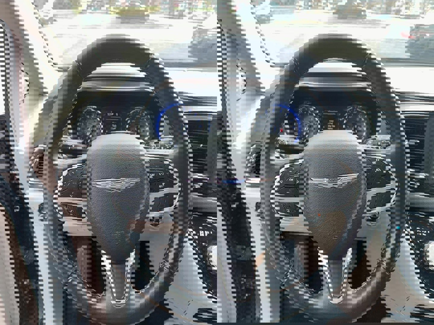 Used 2018 Chrysler Pacifica Touring-L image 18