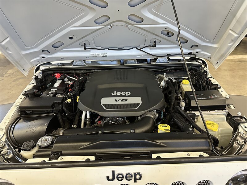 Used 2015 Jeep Wrangler Unlimited Rubicon w/ Connectivity Group AWD/4WD image 8