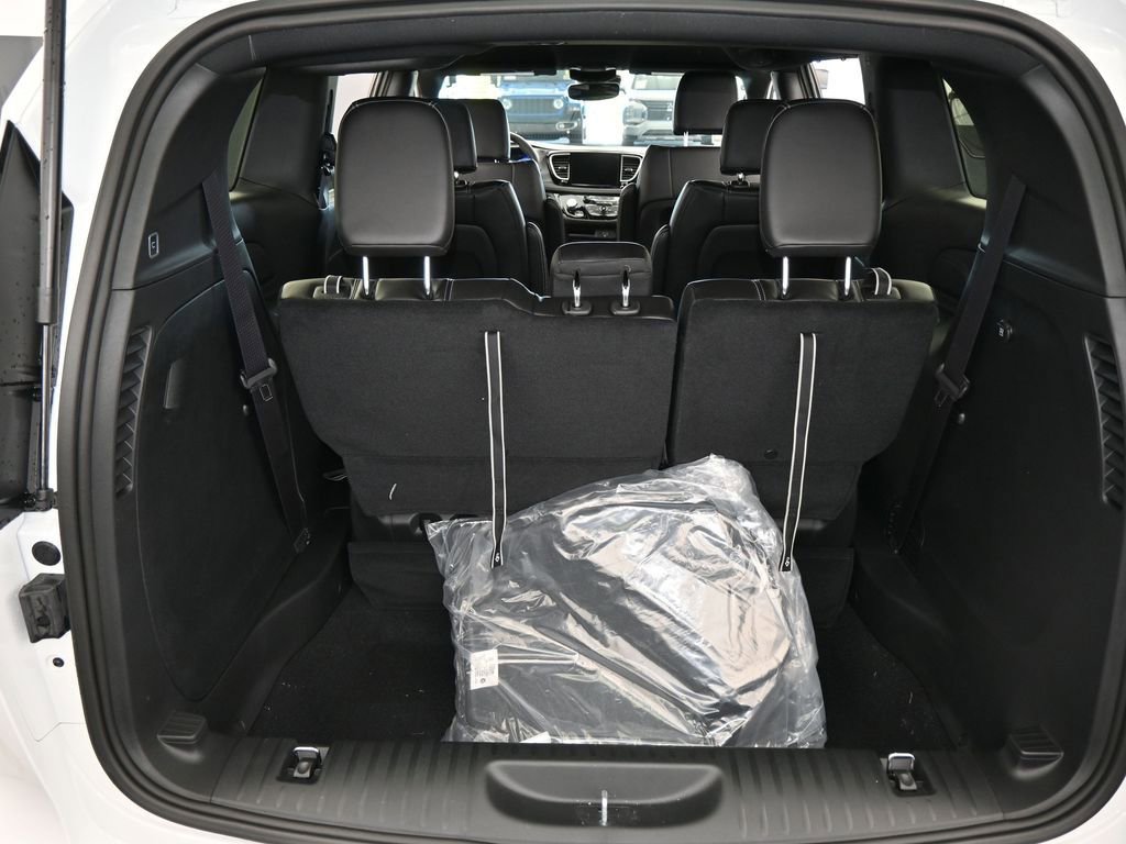 New 2026 Chrysler Pacifica Select FWD image 37