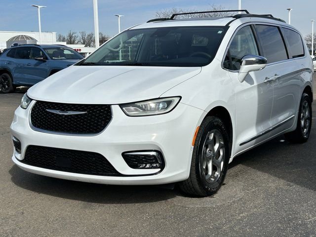 Used 2022 Chrysler Pacifica Limited w/ Uconnect Theater Family Group AWD/4WD image 3