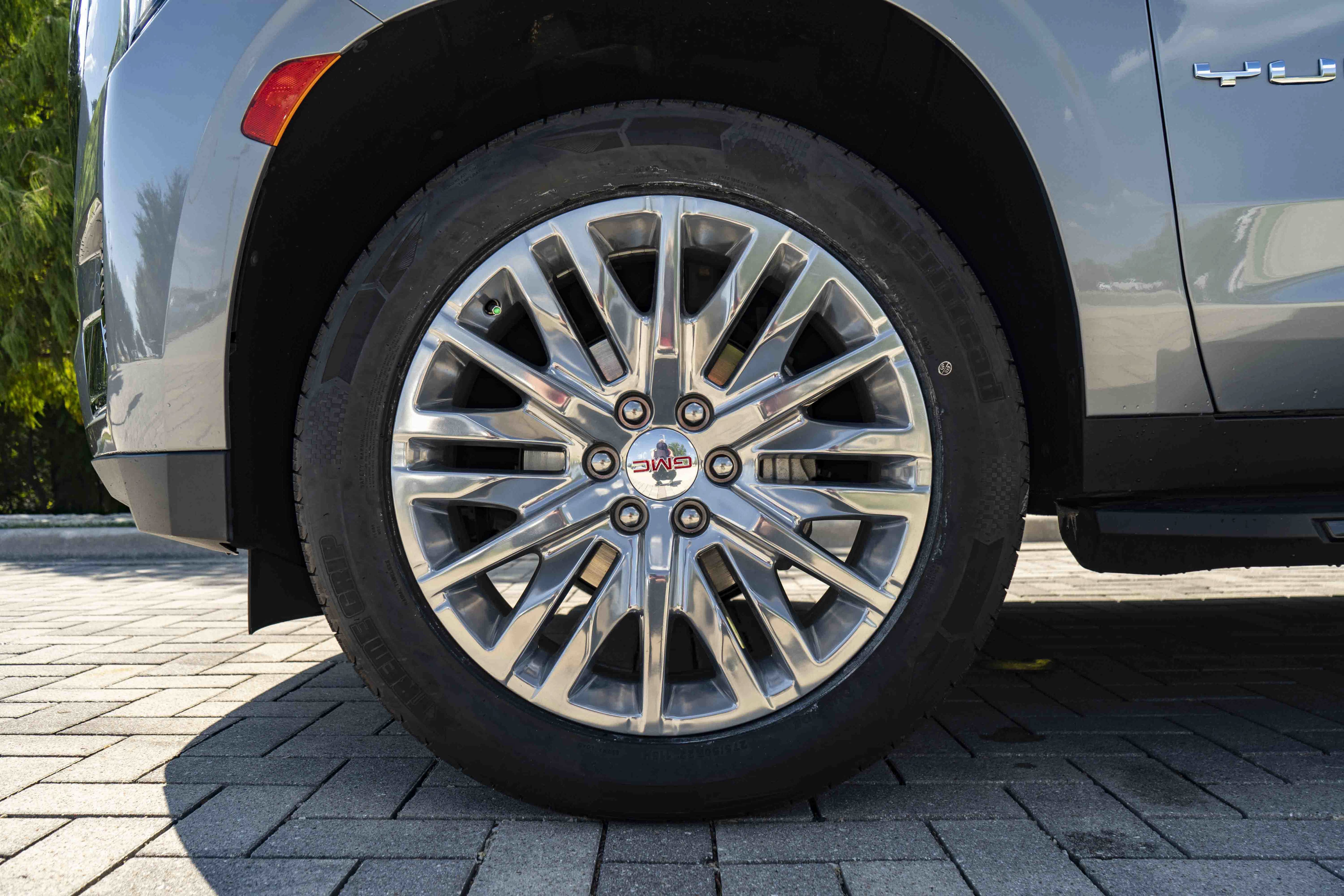 Used 2024 GMC Yukon SLE w/ Gmc Pro Safety Plus Package RWD image 13