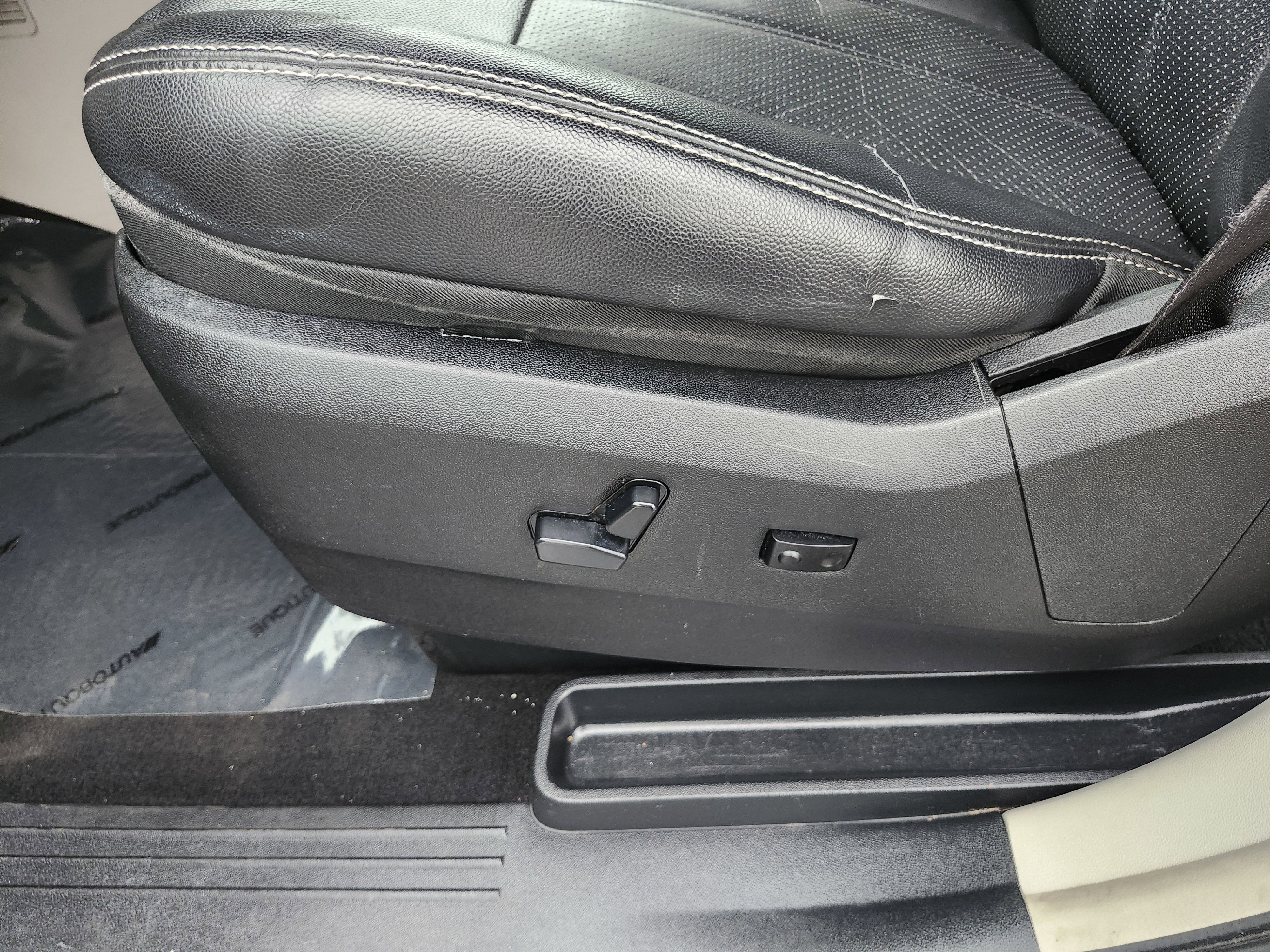 Used 2011 Chrysler Town & Country Touring-L w/ Entertainment Group #2 FWD image 22