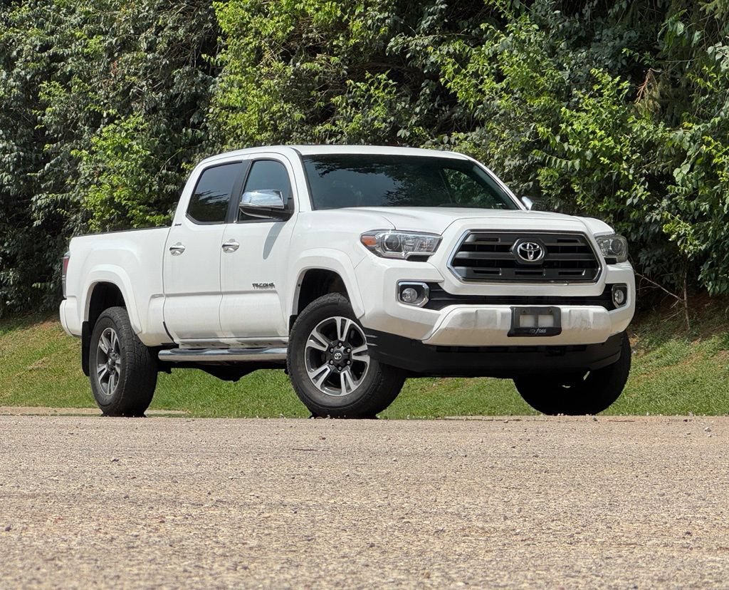 Used 2016 Toyota Tacoma Limited AWD/4WD image 2