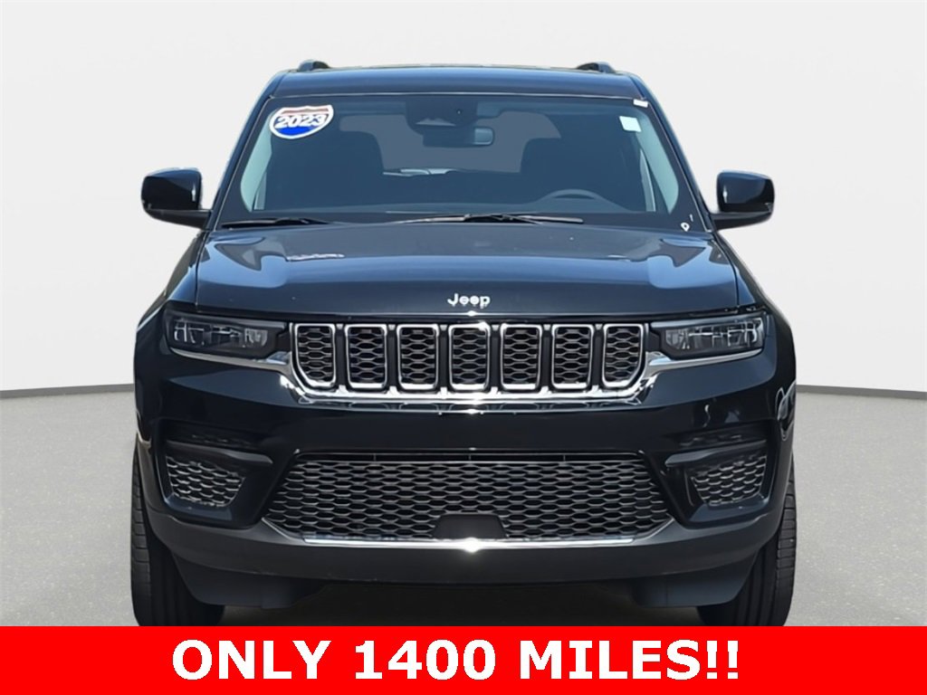 Used 2023 Jeep Grand Cherokee Laredo image 2