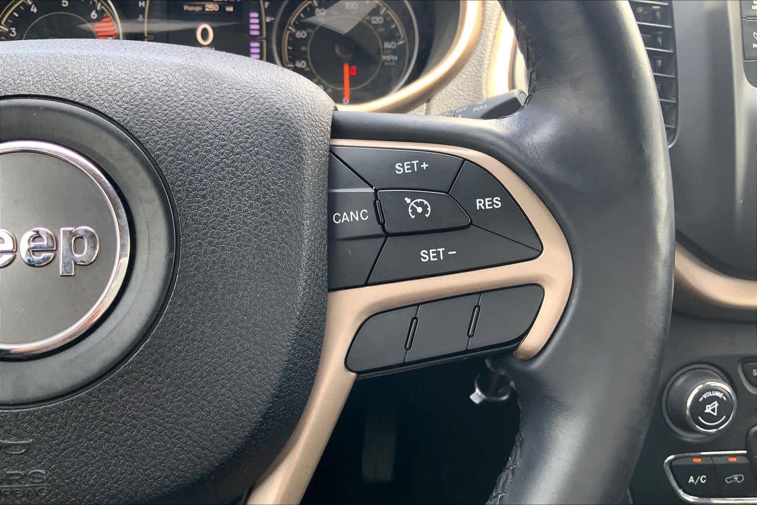 Used 2016 Jeep Cherokee Latitude FWD image 25