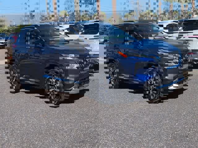 Used 2023 Nissan Rogue Platinum w/ Platinum Premium Package image 2