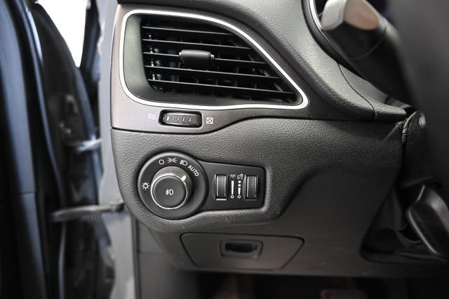 Used 2022 Jeep Cherokee Trailhawk AWD/4WD image 25