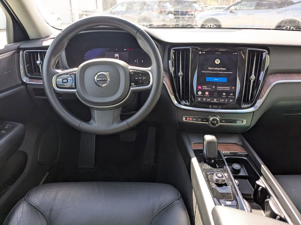 Used 2025 Volvo V60 B5 Cross Country Plus image 26