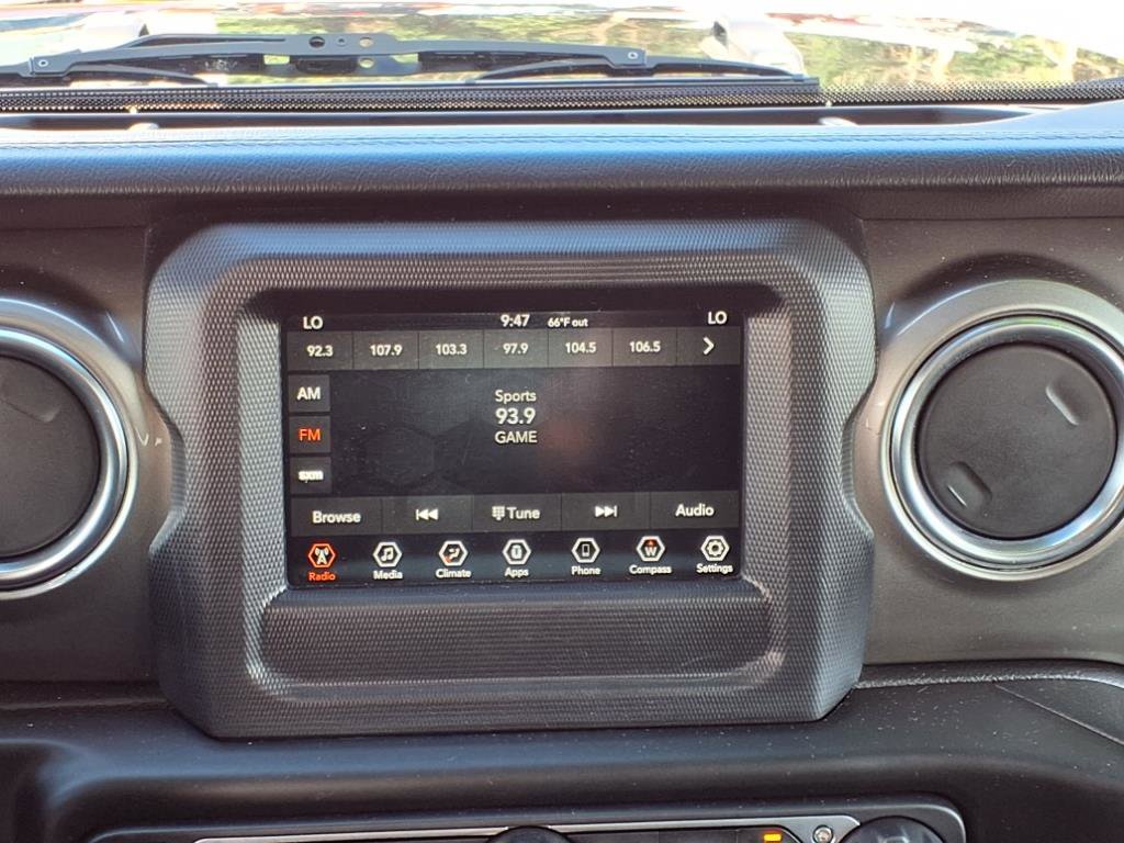 Used 2020 Jeep Wrangler Unlimited Sahara image 10