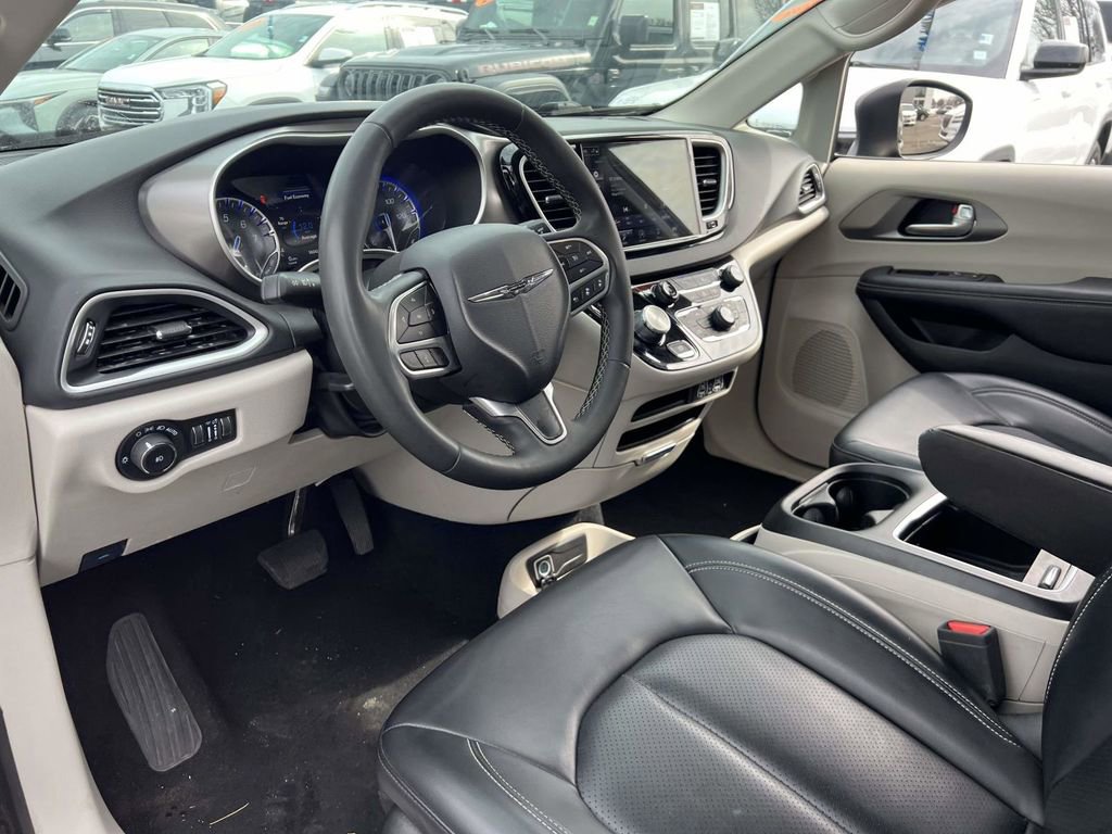 Used 2023 Chrysler Pacifica Touring-L image 12