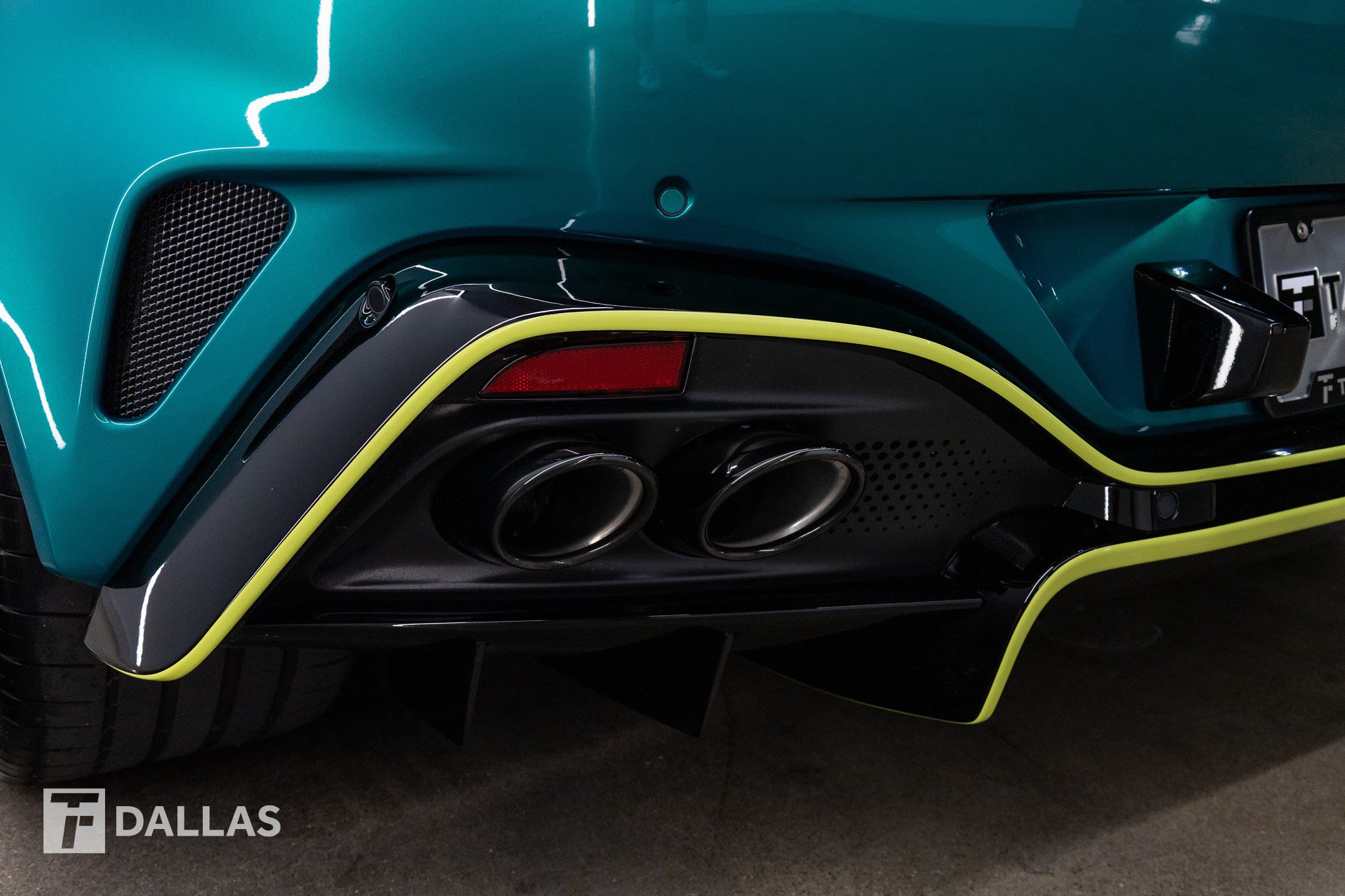 Used 2026 Aston Martin V8 Vantage S RWD image 16