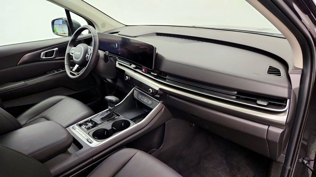 Used 2025 Kia Carnival SX w/ SX Dark Edition Package FWD image 22