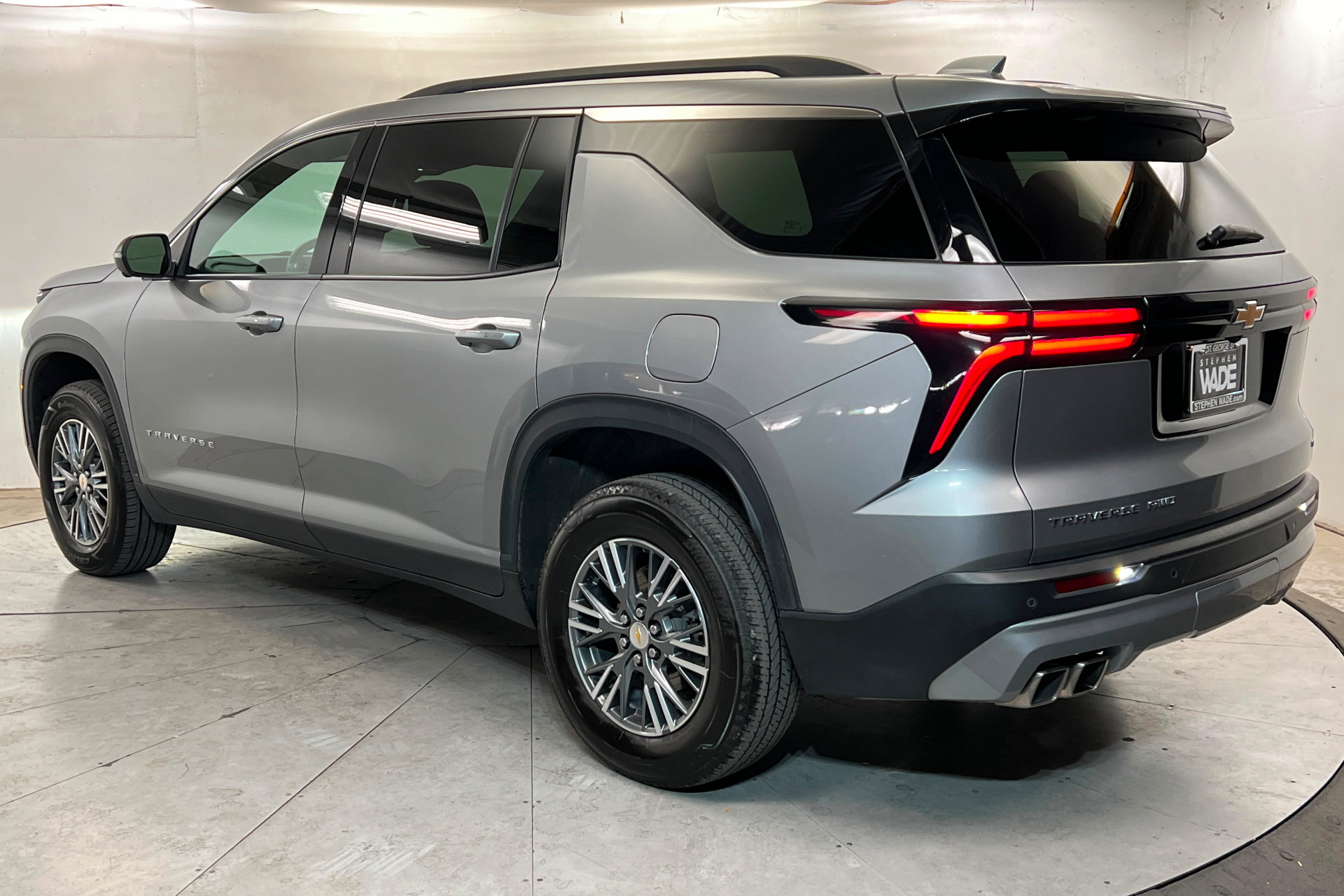 Used 2024 Chevrolet Traverse LT AWD/4WD image 3