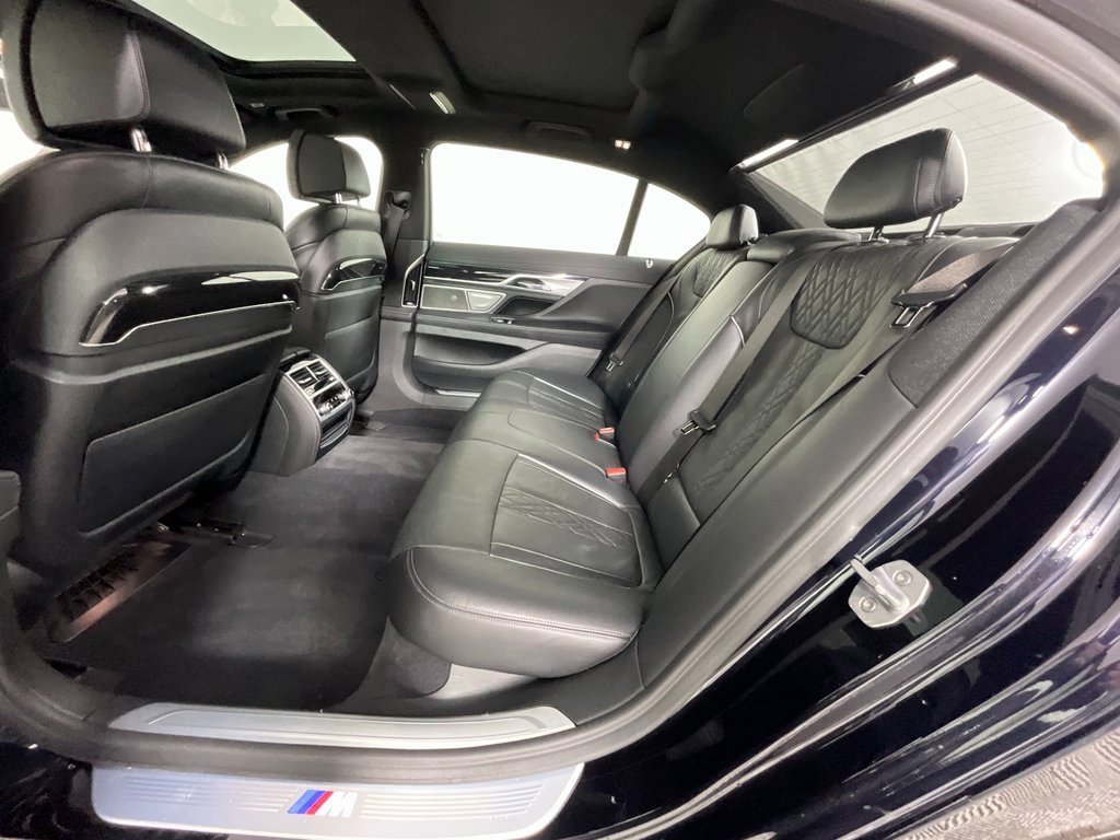 Used 2019 BMW 750i image 24
