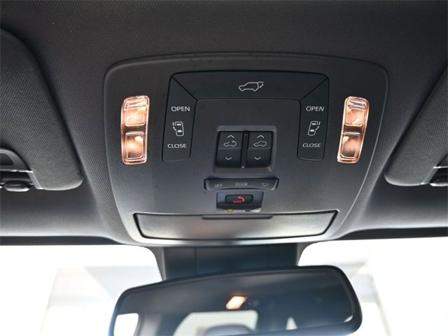 Used 2022 Toyota Sienna XSE image 33