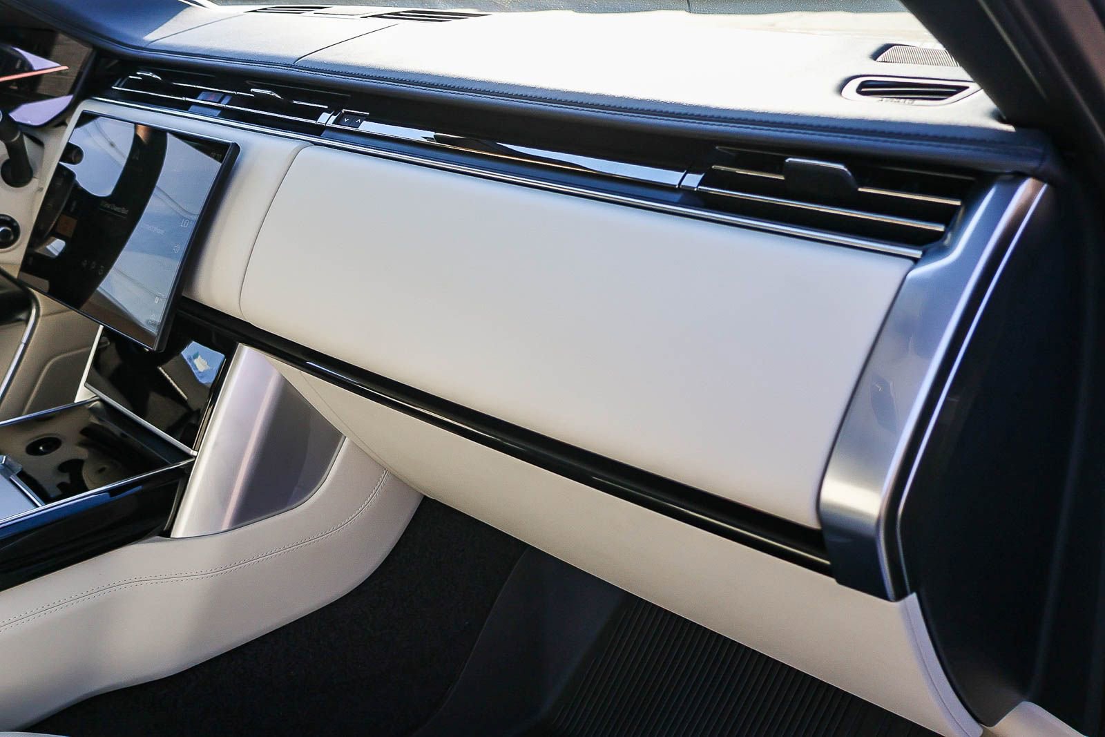 New 2026 Land Rover Range Rover Long Wheelbase SE image 18