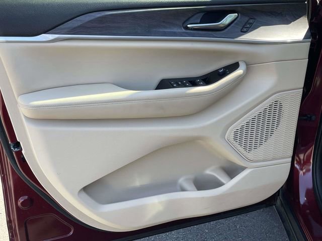 Used 2023 Jeep Grand Cherokee Limited w/ Black Appearance Package image 18