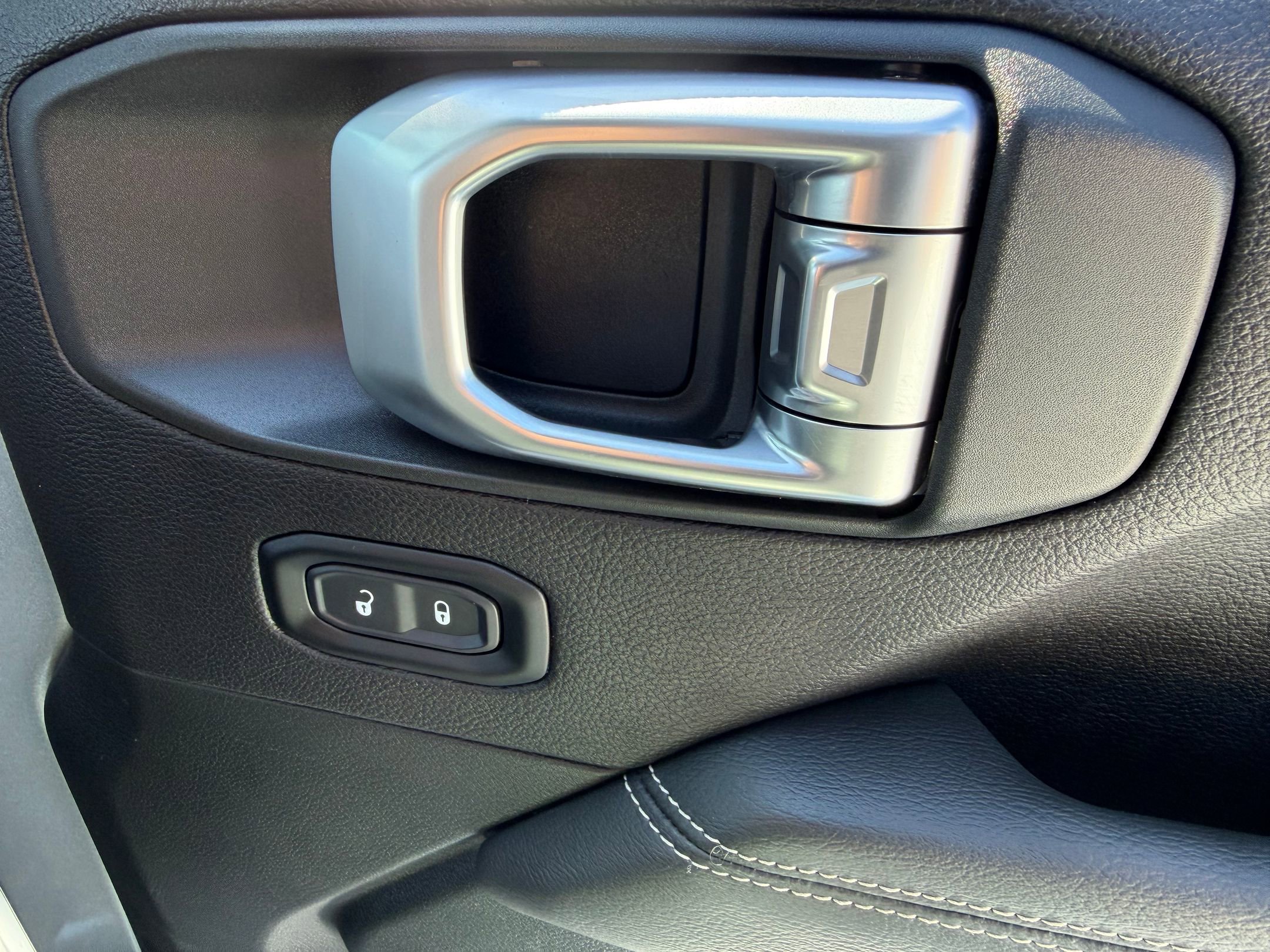 Used 2019 Jeep Wrangler Unlimited Sahara image 14