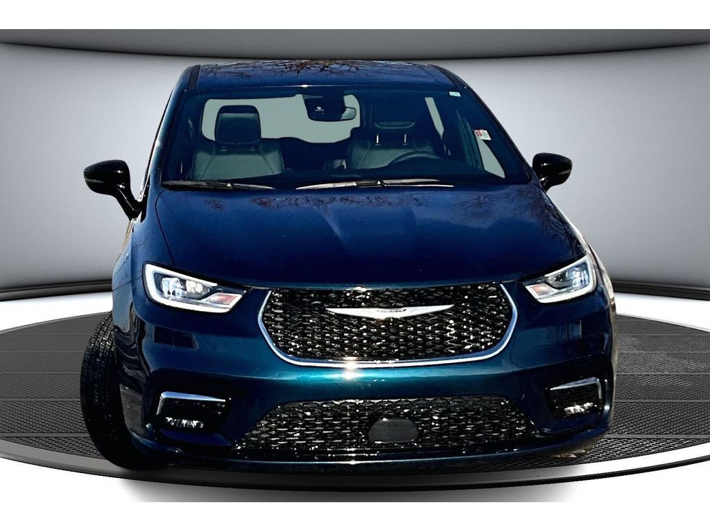 Used 2025 Chrysler Pacifica Select image 4