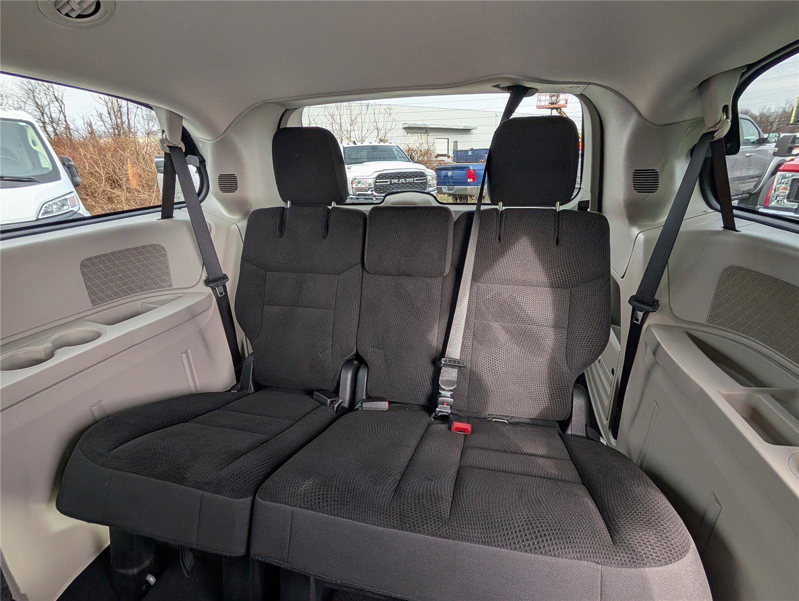 Used 2018 Dodge Grand Caravan SE w/ UConnect Hands-Free Group image 11