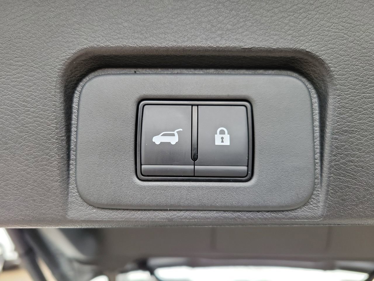 Used 2025 Nissan Rogue SV image 9