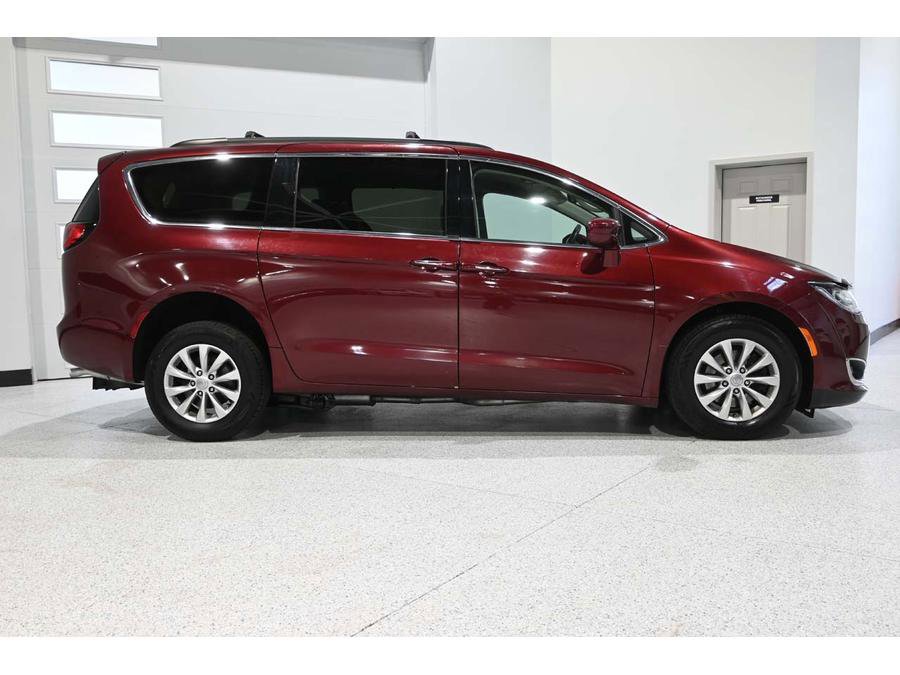 Used 2018 Chrysler Pacifica Touring Plus FWD image 5