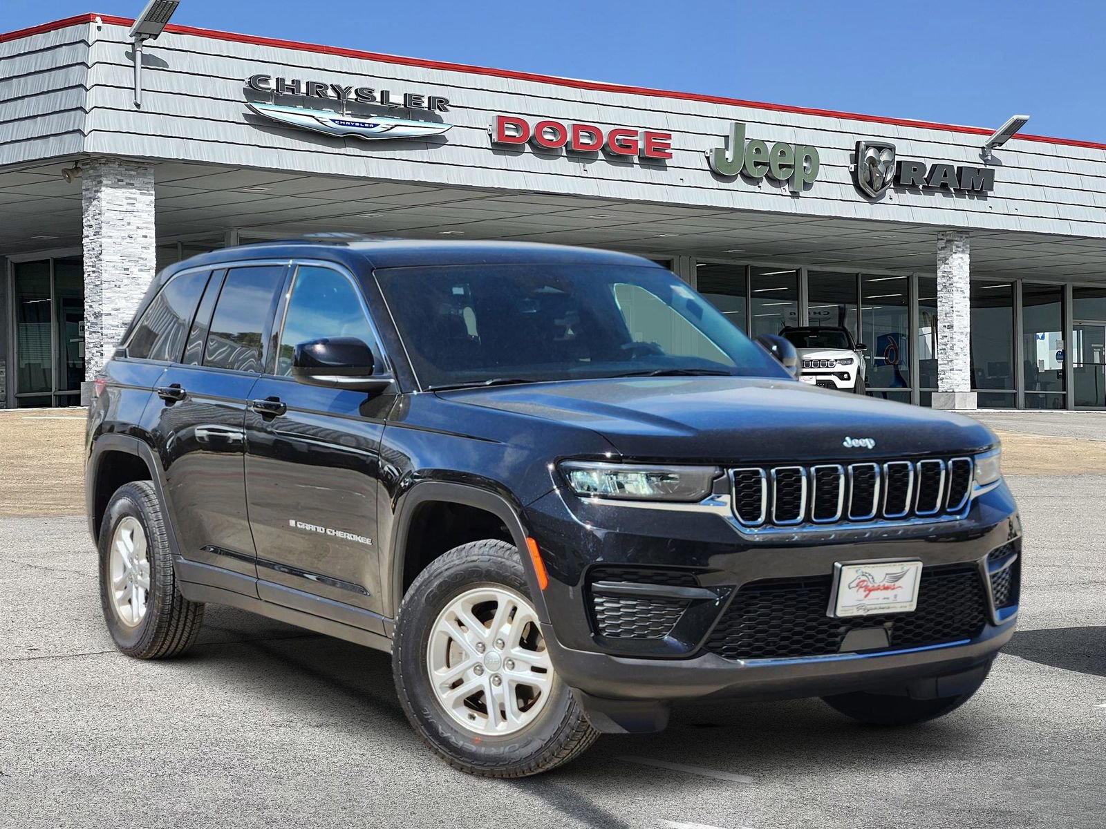 Used 2025 Jeep Grand Cherokee Laredo w/ Luxury Tech Group I