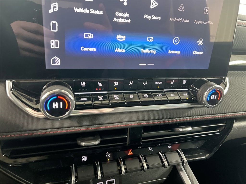 Used 2024 Chevrolet Colorado Z71 w/ Z71 Convenience Package 2 image 16