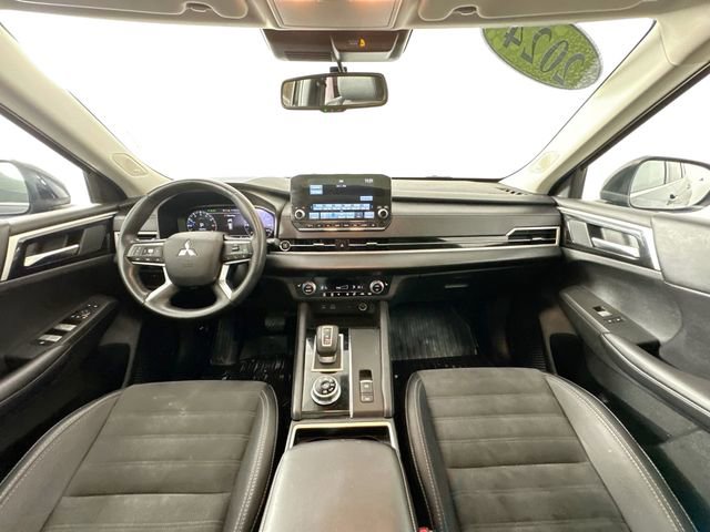 Used 2024 Mitsubishi Outlander SE image 3
