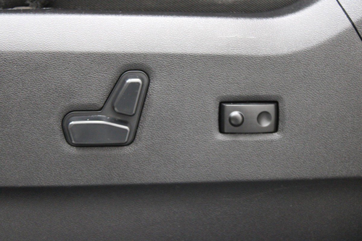 Used 2016 Chrysler Town & Country Touring w/ Driver Convenience Group FWD image 17