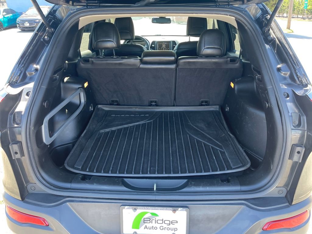 Used 2018 Jeep Cherokee Latitude Plus AWD/4WD image 17
