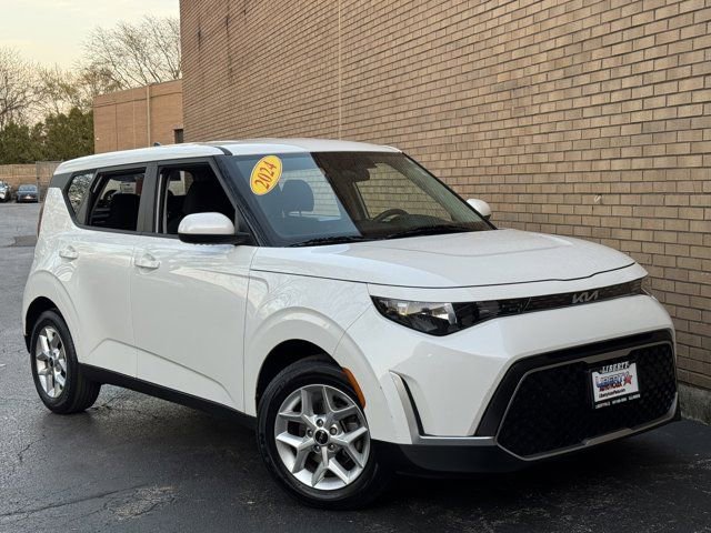 Used 2024 Kia Soul LX w/ Option Group 015 FWD image 2