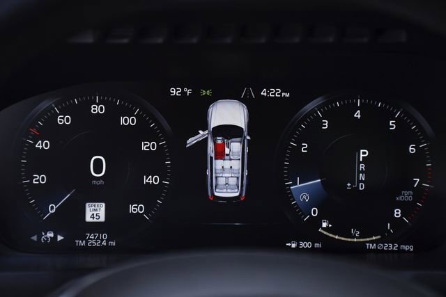 Used 2018 Volvo XC90 T5 Momentum w/ Convenience Package FWD image 10