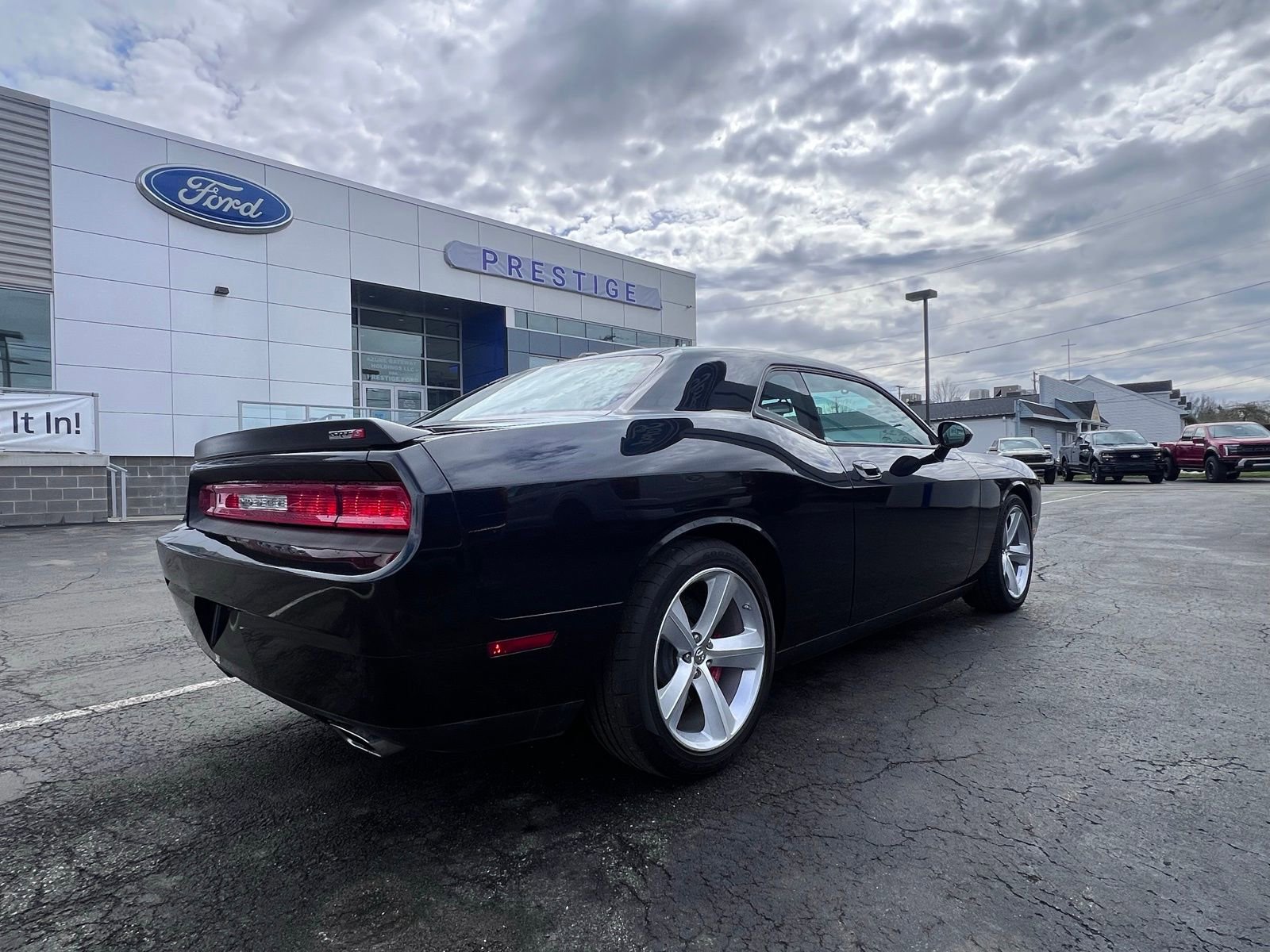 Used 2009 Dodge Challenger SRT8 w/ SRT Option Group II RWD image 10