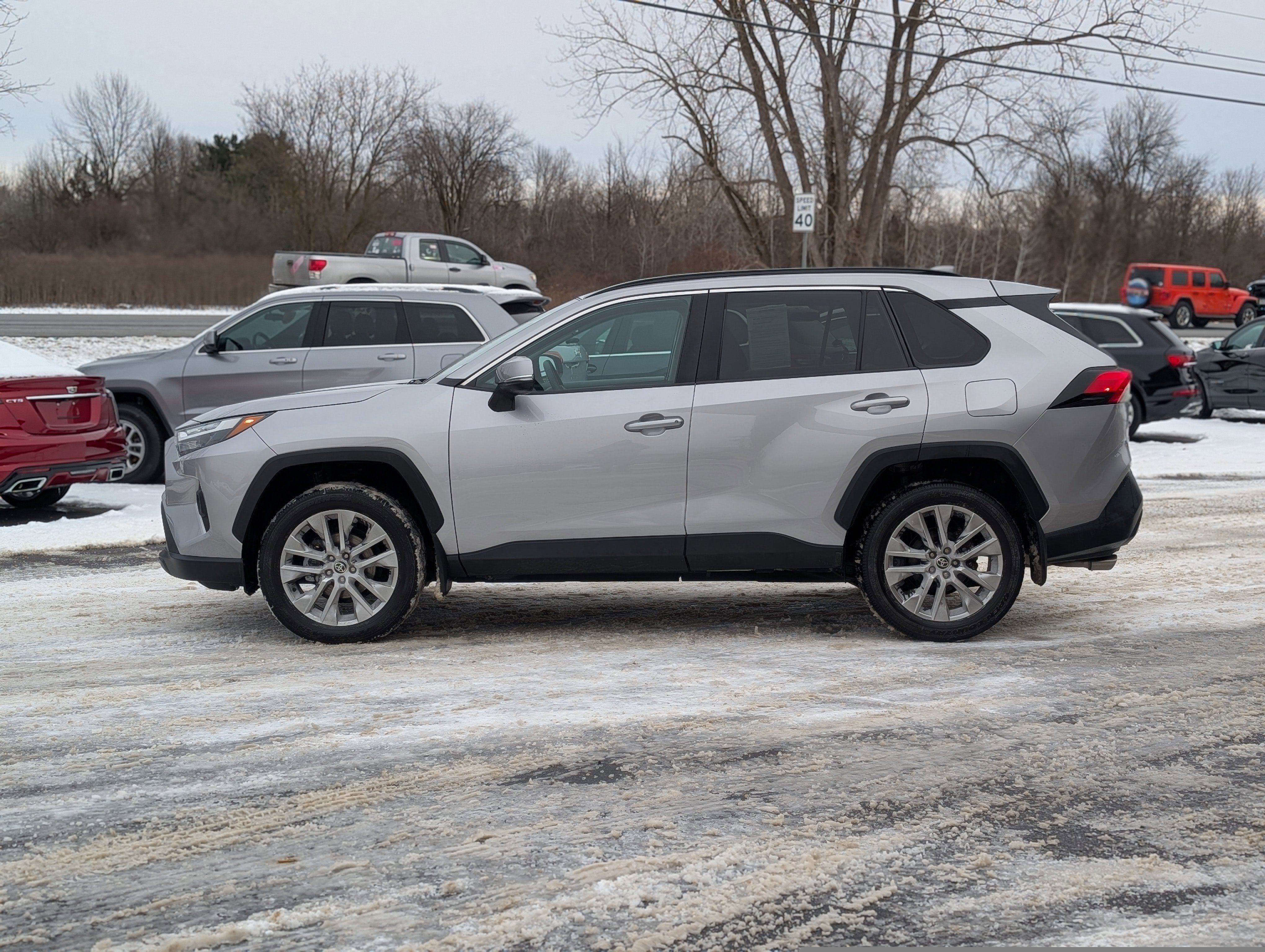 Used 2022 Toyota RAV4 XLE Premium image 9