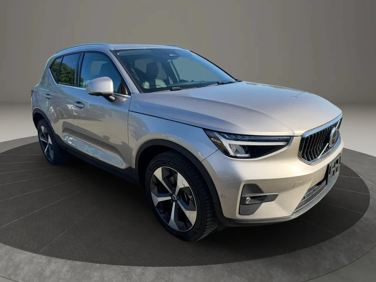 Used 2024 Volvo XC40 B5 Plus AWD/4WD image 3