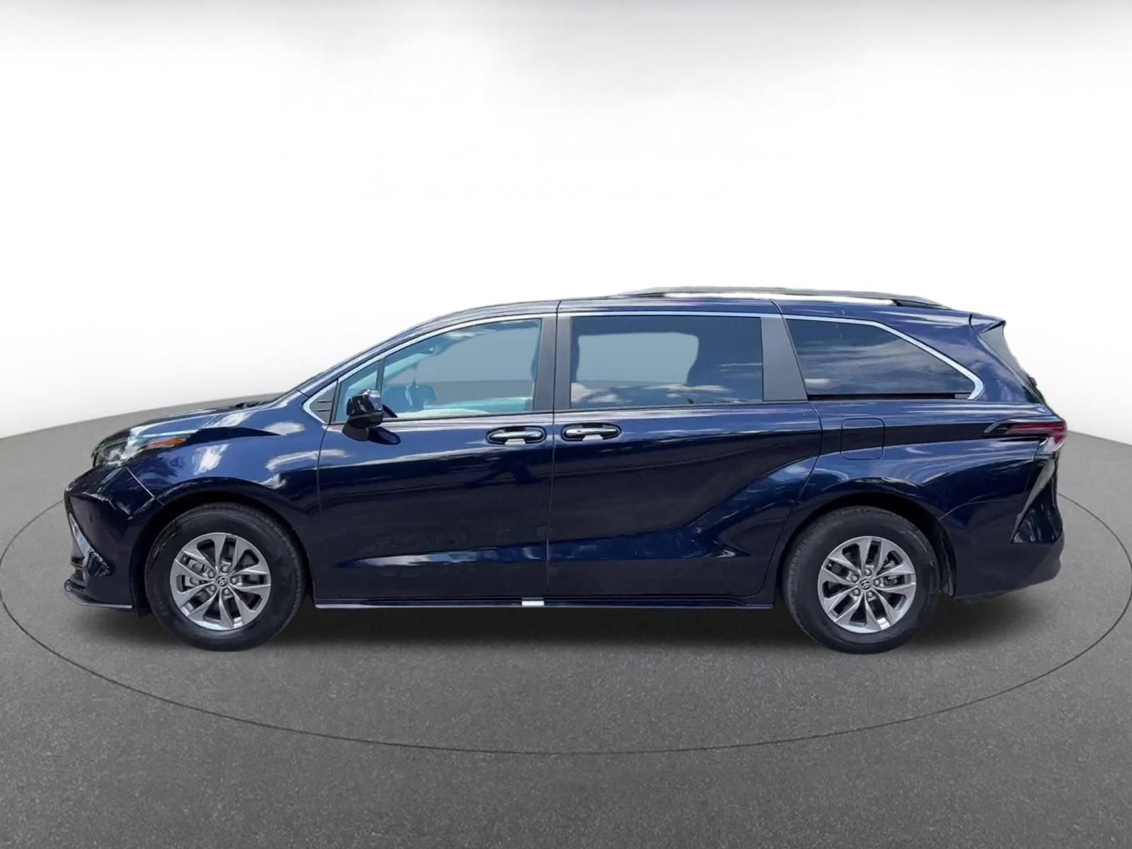 Used 2025 Toyota Sienna XLE FWD image 8