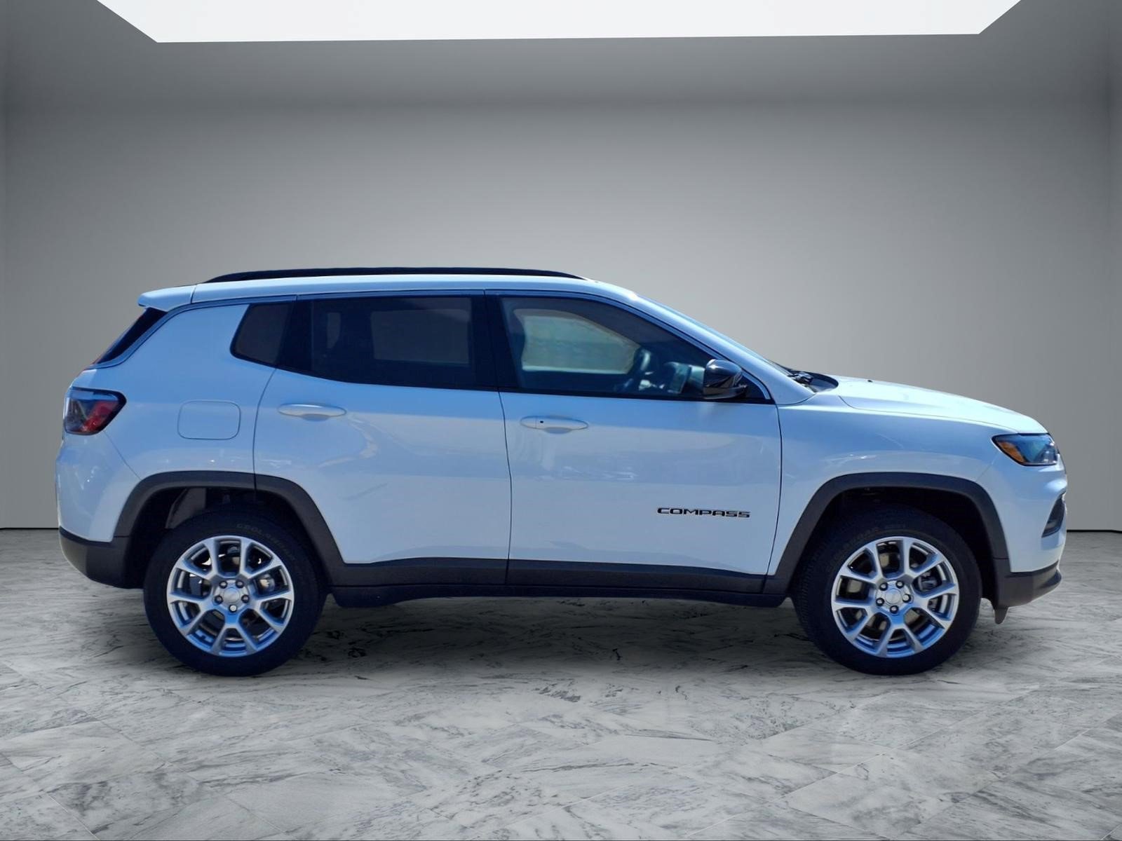 Used 2023 Jeep Compass Latitude image 8