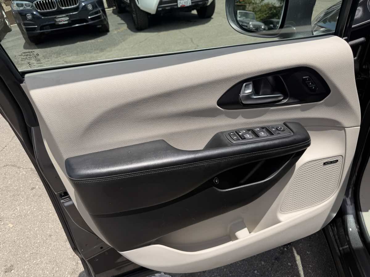 Used 2017 Chrysler Pacifica Touring-L w/ Tire & Wheel Group FWD image 10