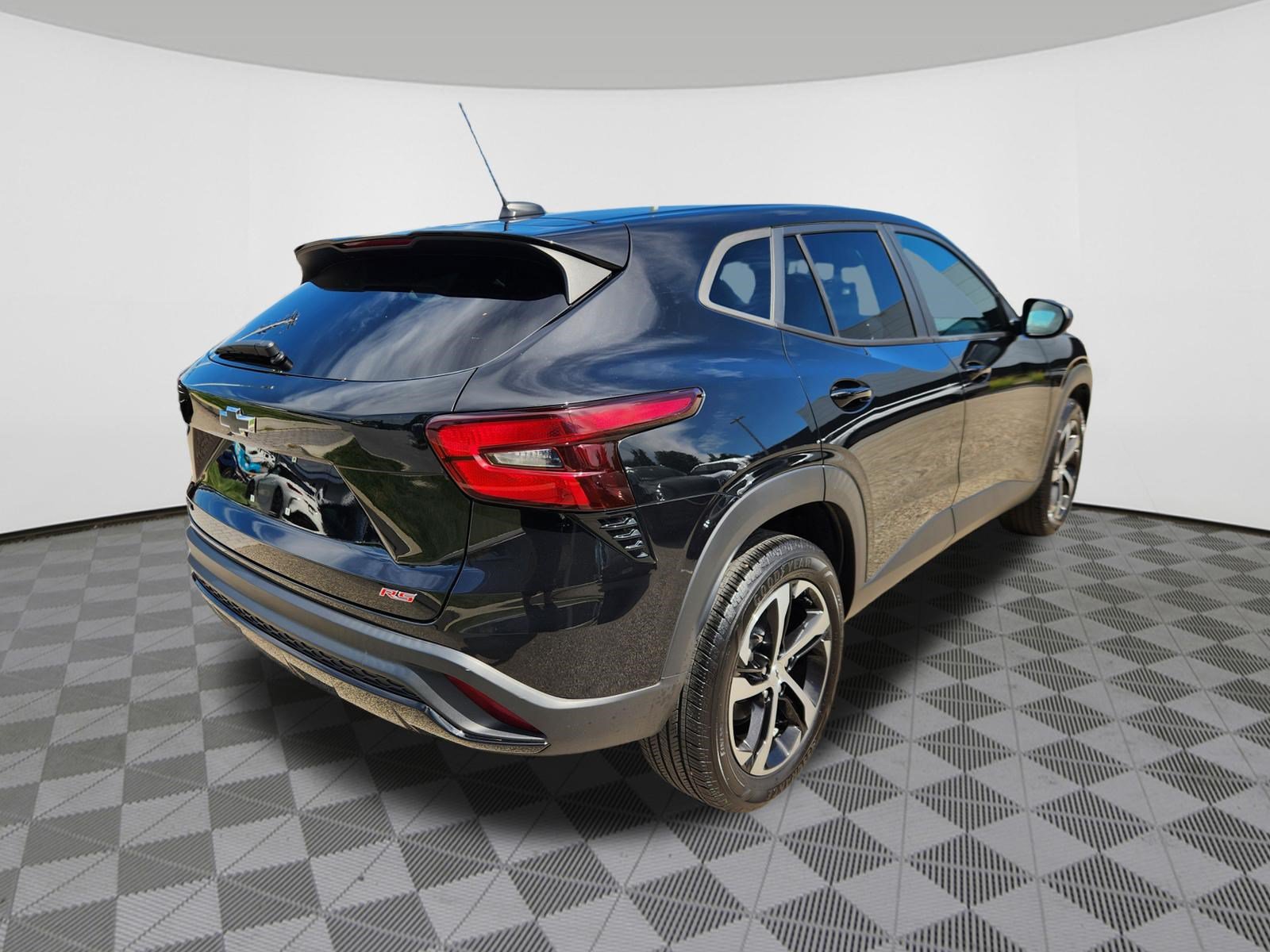 Used 2024 Chevrolet Trax RS w/ Sunroof Package FWD image 4