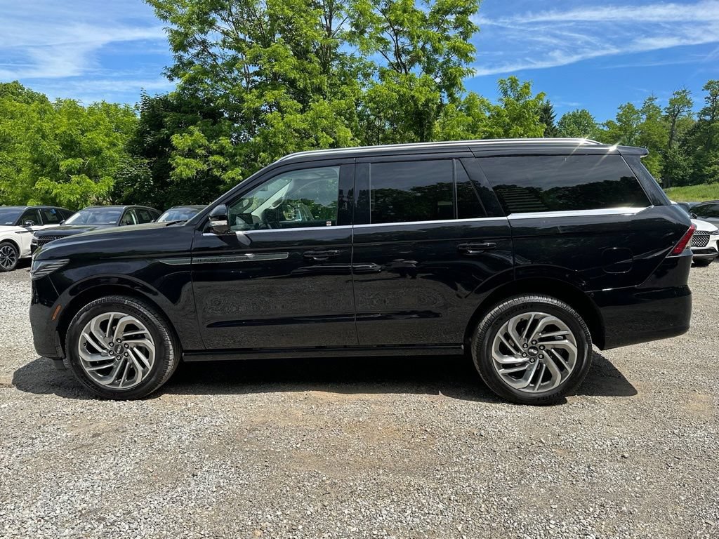 New 2025 Lincoln Navigator Reserve AWD/4WD image 2