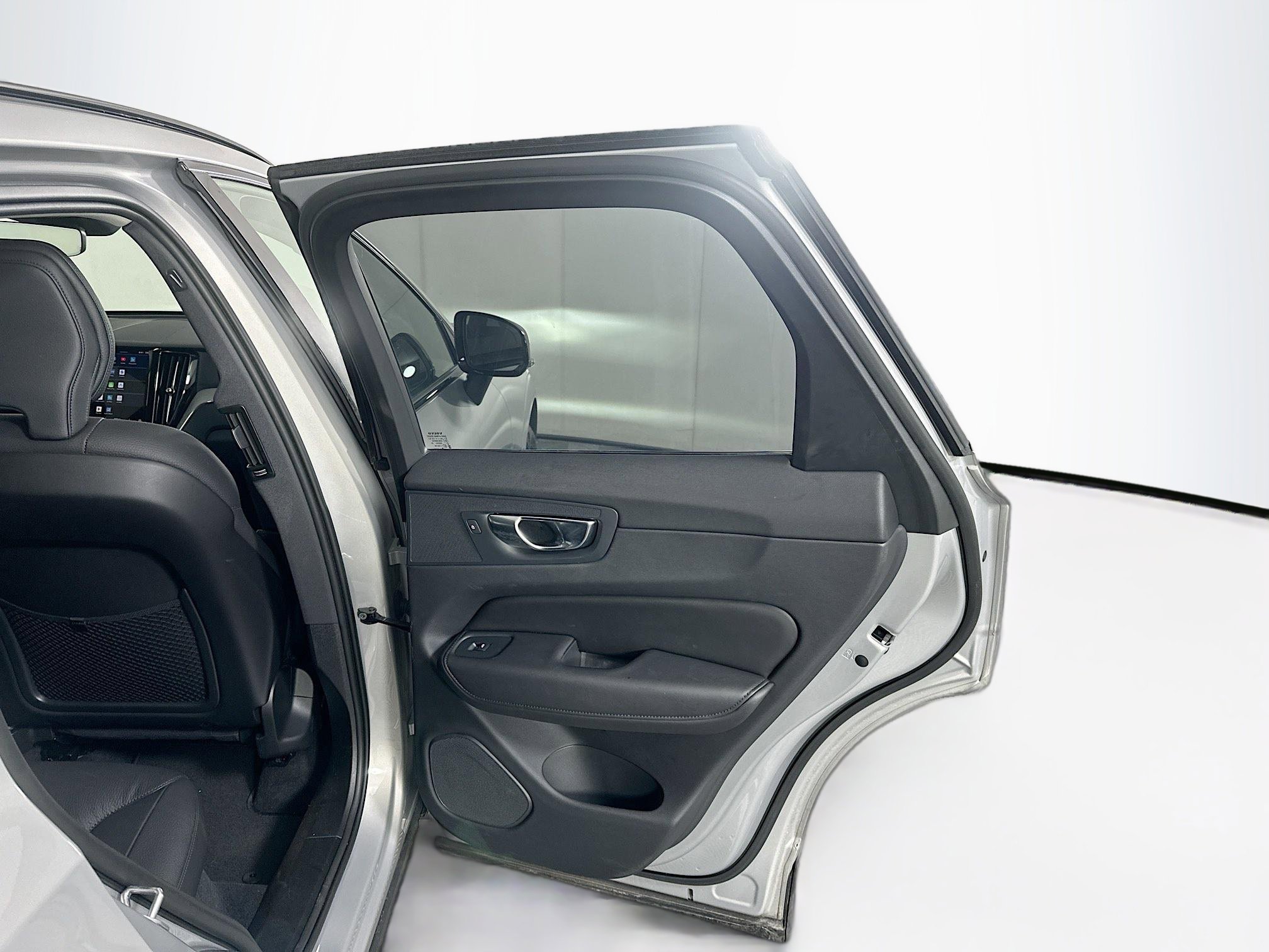 Used 2025 Volvo XC60 B5 Plus image 30