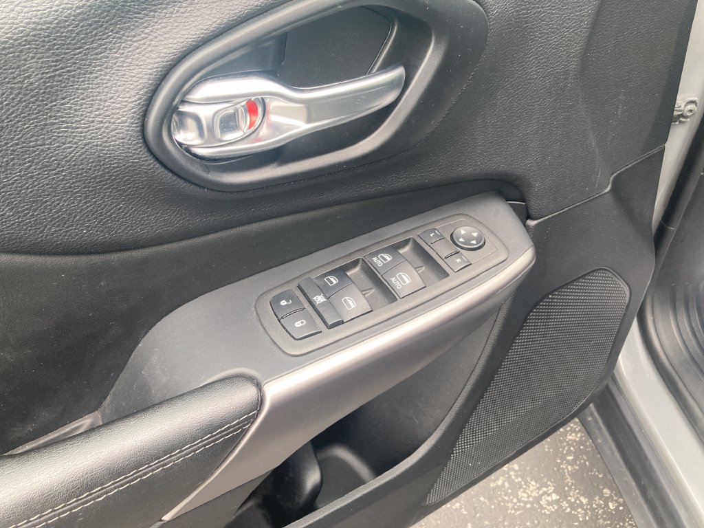 Used 2022 Jeep Cherokee Latitude Lux AWD/4WD image 14