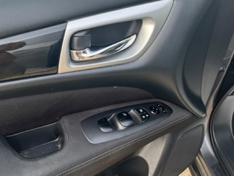 Used 2017 Nissan Pathfinder S image 9